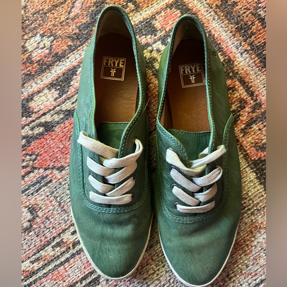 Classic lace up leather sneakers in a beautiful green color- style “Melanie Low”